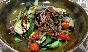  Теплый салат с телятиной, печеными овощами, зеленью и соусом бальзамик